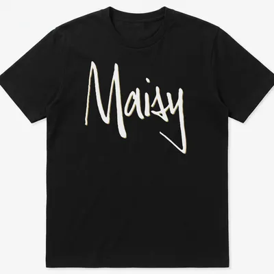 Handwritten Maisy personalized t-shirt in beige and white colors.